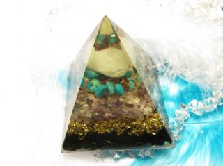Orgonit - Pyramida 6x6cm - POKOJNÁ DUŠE   (akvamarín, ametyst, tyrkys, šungit)