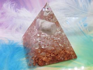 Orgonit Pyramida "Čistota" 6x6cm, dosah 5-7metrů (orgonitová pyramida, čirý chaton, achát, křišťál opálová aura, vločky plátkové mědi)