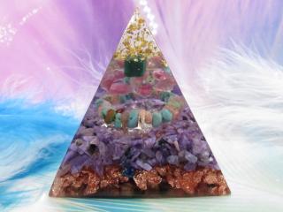 Orgonit Pyramida "Hojnost  Rozvoj  Láska" (orgonitová pyramida, vločky zlata, smaragd, turmalín, tyrkys, sluneční kámen, čaroit)
