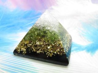 Orgonit pyramida "Jarní s olivínem" 4x4 cm (orgonit pyramida, olivín, křišťál, šungit)