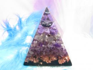 Orgonit Pyramida "Stres ať odplyne; Energie a posilnění ať zůstane" (orgonitová pyramida, hematit, čaroit, labradorit, záhněda, ametyst, vločky mědi, šungit)