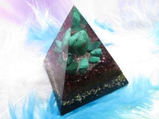 Orgonit Pyramida "Vášnivý  Láskyplný" 6x6cm, dosah 5 metrů (orgonitová pyramida, malachit, granát, šungitový pudr)