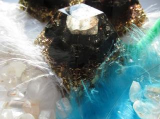 Orgonit-Síla šungitu umocněna orgonitem 7x7 cm s křišťálem navíc