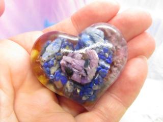 Orgonit - "Srdce v bezpečí" - hmatka, dosah 2-3m (čaroit, lapis lazuli, rubín, jantar, vločky mědi)