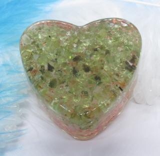 Orgonit Srdíčko "Srdce na dlani" (olivín, vločky plátkové mědi)