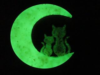 Orgonit Světluška - "Kočičí strážci" s měsíčním kamenem (orgonit, kočky na měsíci, svítící)