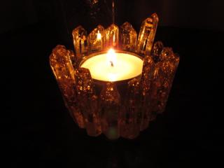 Orgonit svícen  "Krystalový průvodce a aktivátor 7. čakry" s vločkami plátkového zlata (orgonit, vločky plátkové mědi)