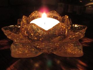 Orgonit svícen  "Světlo Naděje a Nového života" s vločkami plátkového zlata (orgonit, vločky pravého plátkového zlata, lotosový květ)