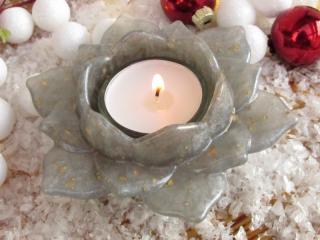 Orgonit svícen  "Světlo Naděje" s vločkami plátkového zlata, duhově stříbrný (orgonit, vločky plátkového zlata, lotosový květ)