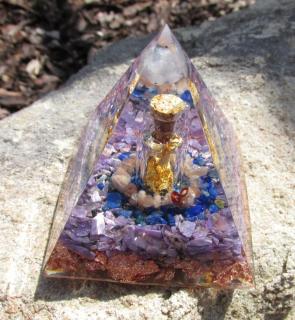 Orgonit "Už nemám strach – Jsem v bezpečí"  (6x6 cm) dosah cca 5 metrů (orgonit, duhový měsíční kámen, sluneční kámen, lapis lazuli, čaroit, vločky plátkové mědi)