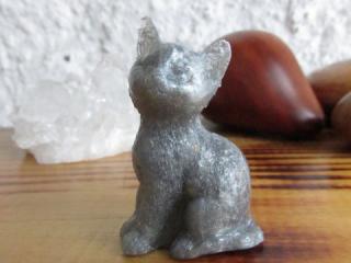 Orgonitová Kočička duhově stříbrná s vločkami pplátkového zlata - kočičí ochránce domova (orgonit, kočka, duhově stříbrný pigment)