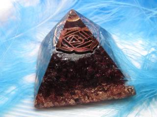 Orgonitová pyramida 4x4cm "Já jsem" (křišťál, granát, vločky mědi, symbol 1. čakry)