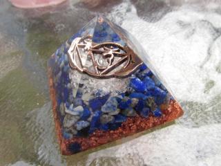 Orgonitová pyramida 4x4cm "Průvodce" (křišťál, lapis lazuli, symbol 6. čakry)