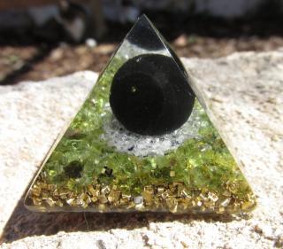 Orgonitová pyramida 4x4cm "Radost ze života" (křišťál, olivín, šungitový pudr)