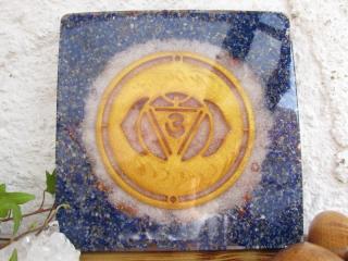 Orgonitový obraz "Aktivace 6. čakry - třetí oko" (orgonit, lapis lazuli, zlatá čakra, vločky mědi)