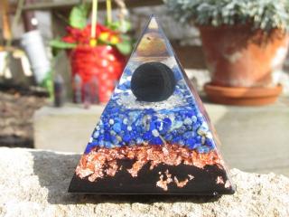 "Otevři se novým energiím" orgonit pyramida, dosah cca 6-8 metrů (křišťál, šungitový pudr, lapis lazuli)