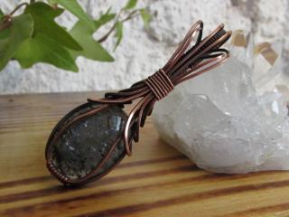 "Posvátné srdce" - drátovaný šperk, přívěsek, Černý sluneční kámen  Měď (drátovaný šperk, drátovaný přívěsek, černý sluneční kámen)