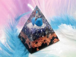 "Pro hluboké meditace a sny" orgonit pyramida 6x6cm, dosah cca 5 - 8 metrů (křišťál, modrý howlit, sodalit, vločky mědi, šungit)
