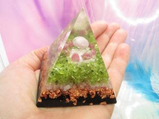 "Pro život naplněný radostí a Láskou" orgonit pyramida, dosah cca 6-8 metrů (křišťál, kunzit, růžový turmalín, olivín, růženín, vločky mědi, šungit)