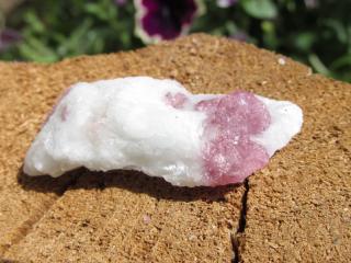 Rubelit (růžový / červený turmalín) v křemeni - Pomocník v lásce, 10 gr, AA kvalita (růžový turmalín, červený turmalín v křemeni)