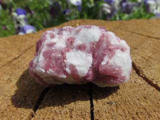 Rubelit (růžový / červený turmalín) v křemeni - Pomocník v lásce, 27 gr, AA kvalita (růžový turmalín, červený turmalín v křemeni)
