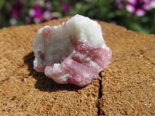 Rubelit (růžový / červený turmalín) v křemeni - Pomocník v lásce, 7 gr, AA kvalita (růžový turmalín, červený turmalín v křemeni)