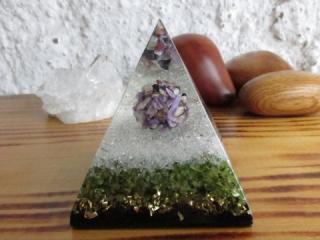 "S hlavou v oblacích a s nadějí v srdci" , orgonit pyramida 6x6cm (čaroitová kulička,olivín, šungitový pudr)