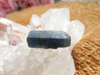 Safír - surový krystal, 1,3g (surový krystal pravého přírodního safíru)