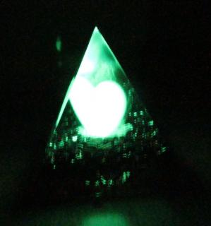 Světlo pro Lásku  Vášeň  Odvahu - orgonitová světluška (orgonitová pyramida, granát, fotoluminiscenční srdíčko)