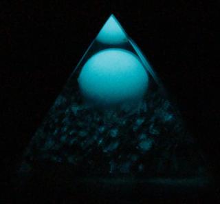 Světlo pro Srdce  Něhu  Sebedůvěru - orgonitová světluška (orgonitová pyramida, vločky mědi, fotoluminiscenční kulička)