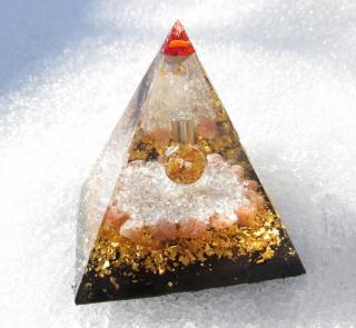"V proudu blahobytu" , orgonit pyramida 6x6cm (chatonová růže, lahvička s vločkami zlata, sluneční kámen pravý, vločky zlata, šungit)