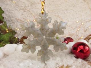 Vánoční orgonitová sněhová vločka - Stříbrně duhová s vločkami pravého zlata (Vánoční orgonit, sněhová vločka orgonit)