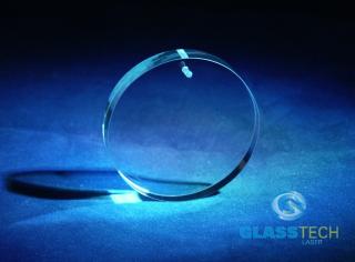 2D laser ve skll. medailonku srdce (Skleněný přívěšek s očkem, průměr 30 mm, tloušťka 3 mm)