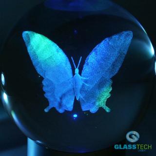 3D Motýl v kouli 100 mm (Laserovaný 3D objekt v křišťálové kouli 100 mm - motýl)