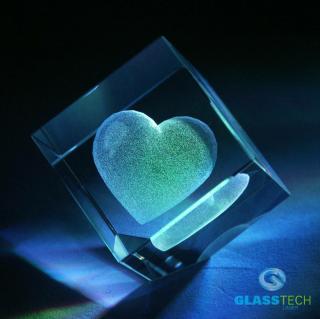3D srdce ve skleněné krychli 100 mm se sraženým rohem (Laserované 3D srdce ve skleněné kostce se sraženým rohem 100 x 100 x 100 mm)