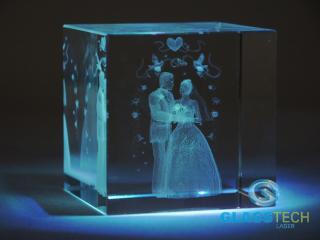 3D svatebčané ve skleněné krychli 60 mm (Laserovaný 3D ženich a nevěsta ve skleněné kostce 60 x 60 x 60 mm)