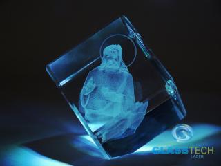 3D světec ve skleněné krychli 60 mm se sraženým rohem (Laserovaný 3D světec s křížem ve skleněné kostce se sraženým rohem 60 x 60 x 60 mm)