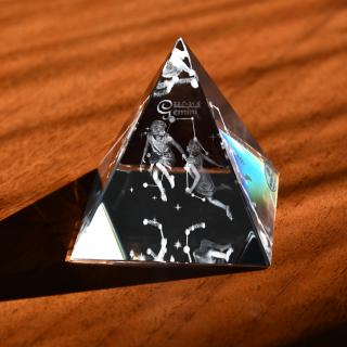 3D znamení BLÍŽENCI - skl.pyramidě 60 mm  (Laserované 3D znamení ve skleněném pyramidě 60 mm)