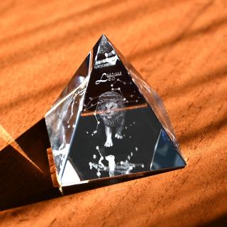 3D znamení LVA - skl.pyramidě 60 mm  (Laserované 3D znamení ve skleněném pyramidě 60 mm)