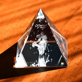 3D znamení PANNY - skl.pyramidě 60 mm  (Laserované 3D znamení ve skleněném pyramidě 60 mm)