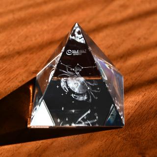 3D znamení RAKA - skl.pyramidě 60 mm  (Laserované 3D znamení ve skleněném pyramidě 60 mm)