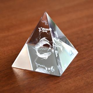 3D znamení RYBY - skl.pyramidě 60 mm  (Laserované 3D znamení ve skleněném pyramidě 60 mm)