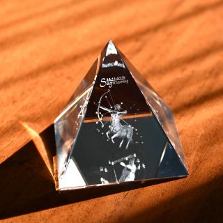3D znamení STŘELEC - skl.pyramidě 60 mm  (Laserované 3D znamení ve skleněném pyramidě 60 mm)