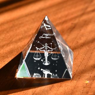 3D znamení VÁHY - skl.pyramidě 60 mm  (Laserované 3D znamení ve skleněném pyramidě 60 mm)