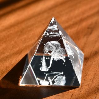 3D znamení VODNÁŘE - skl.pyramidě 60 mm  (Laserované 3D znamení ve skleněném pyramidě 60 mm)