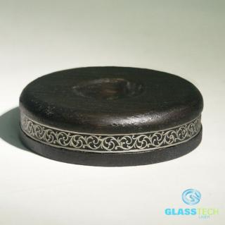 Černý stojánek s ozdobným páskem stříbrné barvy  (Černý dřevěný stojánek se "stříbrným" páskem pro koule o průměru 60 - 100 mm)