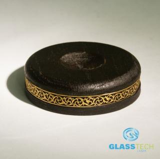Černý stojánek s ozdobným páskem zlaté barvy  (Černý dřevěný stojánek se "zlatým" páskem pro koule o průměru 60 - 100 mm)