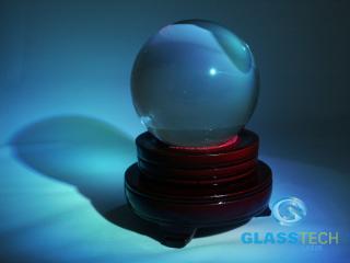 Design 100 - Set skl. koule s trojúhelníkovým stojánkem (Komplet věštecké křišťálové koule o průměru 100 mm a dřevěného trojúhelníkového stojánku)