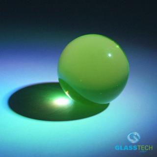 Koule z uranového skla, 40mm, svítící pod UV paprsky (40 mm skl. uranová koule, po nasvícení UV paprsků svítí)