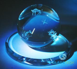 Křišťálová koule se Zvěrokruhem, 100 mm, se skl. stojánkem 150 mm (100 mm koule - rytý Zvěrokruh, křišťál, se skleněným kotoučem 150 mm)